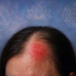 découvrez la signification spirituelle du cuir chevelu qui gratte. plongez dans l'interprétation des symptômes physiques et leurs liens avec votre bien-être émotionnel et spirituel. un voyage vers une meilleure compréhension de vous-même et des messages que votre corps vous envoie.